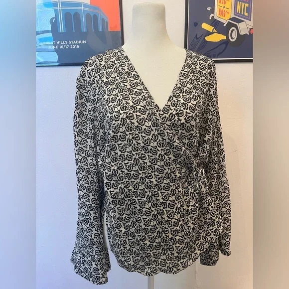 A.L.C. Ray Deep-V Bell-Sleeve Printed Silk Top Black/White Size 6 - Picture 2 of 4